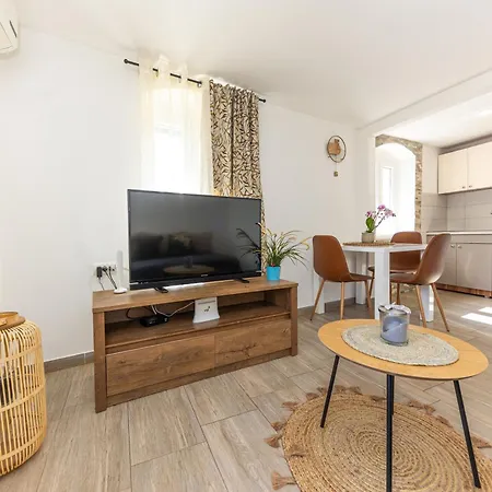 Romantic View * Split